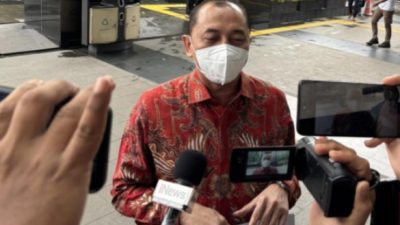 Kabupaten Bekasi - Anggota DPRD Kabupaten Bekasi dari Fraksi PDIP Nyumarno memenuhi panggilan Komisi Pemberantasan Korupsi (KPK) untuk diperiksa sebagai saksi kasus dugaan suap ijon proyek dan penerimaan gratifikasi yang menyeret Bupati Bekasi Ade Kuswara Kunang, Senin (12/1/2026). (CNN Indonesia/Ryan Hadi Suhendra)