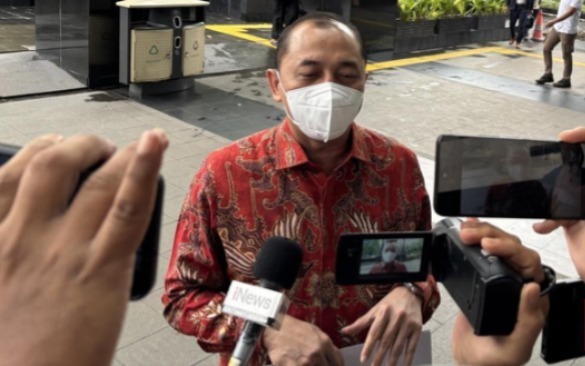 Kabupaten Bekasi - Anggota DPRD Kabupaten Bekasi dari Fraksi PDIP Nyumarno memenuhi panggilan Komisi Pemberantasan Korupsi (KPK) untuk diperiksa sebagai saksi kasus dugaan suap ijon proyek dan penerimaan gratifikasi yang menyeret Bupati Bekasi Ade Kuswara Kunang, Senin (12/1/2026). (CNN Indonesia/Ryan Hadi Suhendra)