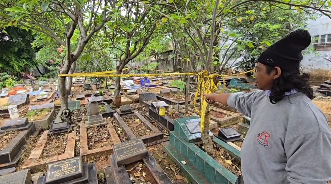 Kota Bekasi - Lokasi Penemuan jenazah remaja di TPU Bekasi Barat digaris polisi, Selasa (13/1/2026). Foto: Septian/Gobekasi.id.