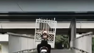 Kabupaten Bekasi - Tangkapan layar video dua pria mencuri pagar masjid menggunakan sepeda motor. Foto: Ist