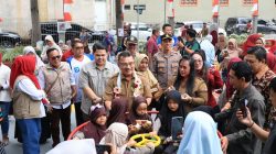 Kota Bekasi - Wakil Wali Kota Bekasi Harris Bobihoe saat melakukan peresmian Taman Sakura di Bekasi Barat. Foto: Ist/Gobekasi.id.