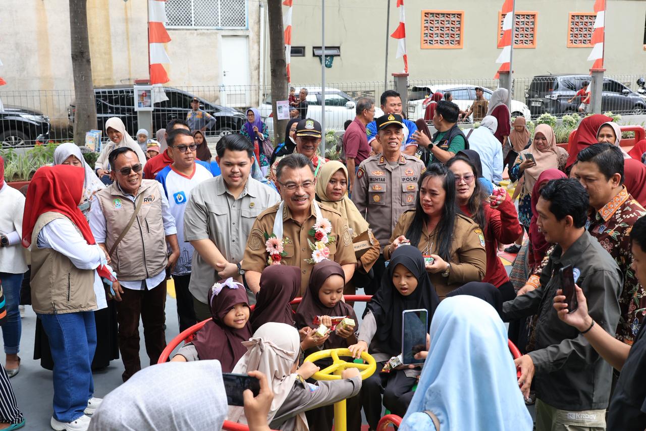 Kota Bekasi - Wakil Wali Kota Bekasi Harris Bobihoe saat melakukan peresmian Taman Sakura di Bekasi Barat. Foto: Ist/Gobekasi.id.