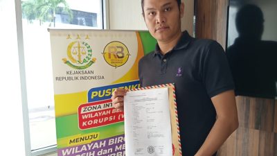 Kota Bekasi - Seorang warga Kota Bekasi, Aditya Ihza Mahendra, resmi melaporkan Wali Kota Bekasi dan jajaran direksi PT Mitra Patriot ke Kejaksaan Agung RI dan Bareskrim Polri. Foto: Ist/Gobekasi.id.