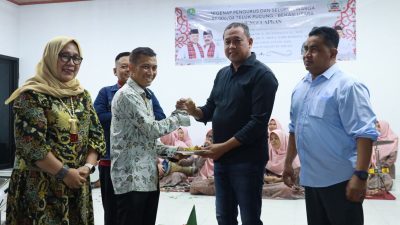 Kota Bekasi - Wali Kota Bekasi Tri Adhianto meresmikan pendopo warga di RT 06 RW 04, Kelurahan Teluk Pucung, Kecamatan Bekasi Utara. Foto: Ist/Gobekasi.id.