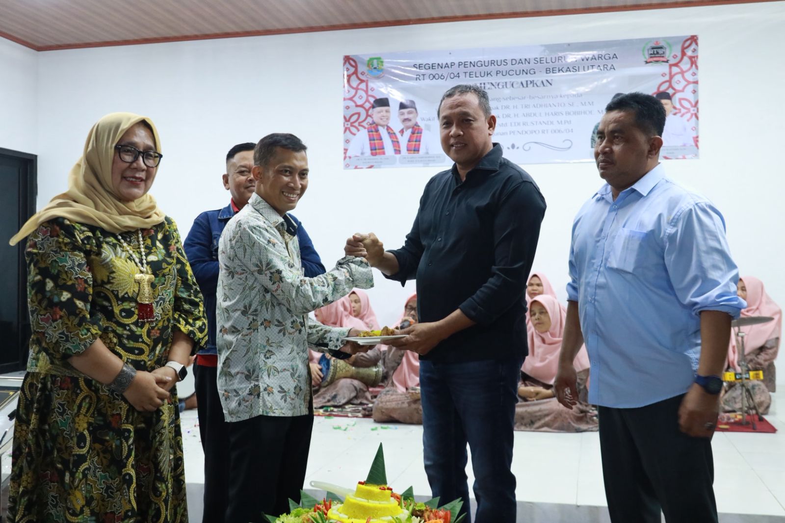 Kota Bekasi - Wali Kota Bekasi Tri Adhianto meresmikan pendopo warga di RT 06 RW 04, Kelurahan Teluk Pucung, Kecamatan Bekasi Utara. Foto: Ist/Gobekasi.id.