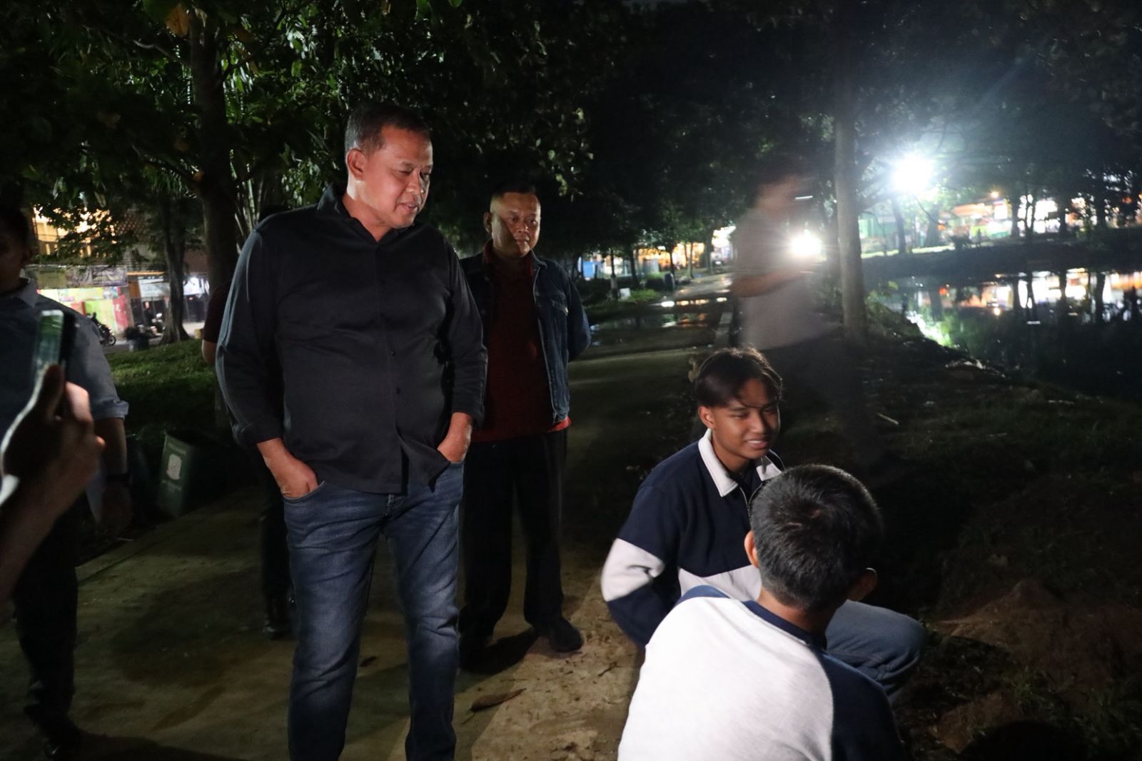Kota Bekasi - Wali Kota Bekasi, Tri Adhianto melakukan sidak di danau Duta Harapan yang minim akan penerangan, Jumat (16/1/2026) malam. Foto: Ist/Gobekasi.id,