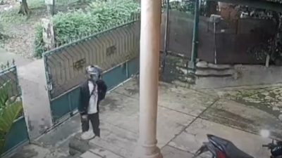 Kota Bekasi - Tangkapan layar CCTV maling membobol rumah pensiunan Polri di kawasan Padurenan, Jatilihur, Kecamatan Jatiasih, Kota Bekasi. Foto: Ist/Gobekasi.id.