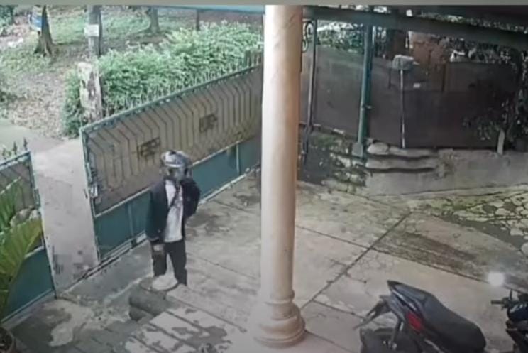 Kota Bekasi - Tangkapan layar CCTV maling membobol rumah pensiunan Polri di kawasan Padurenan, Jatilihur, Kecamatan Jatiasih, Kota Bekasi. Foto: Ist/Gobekasi.id.
