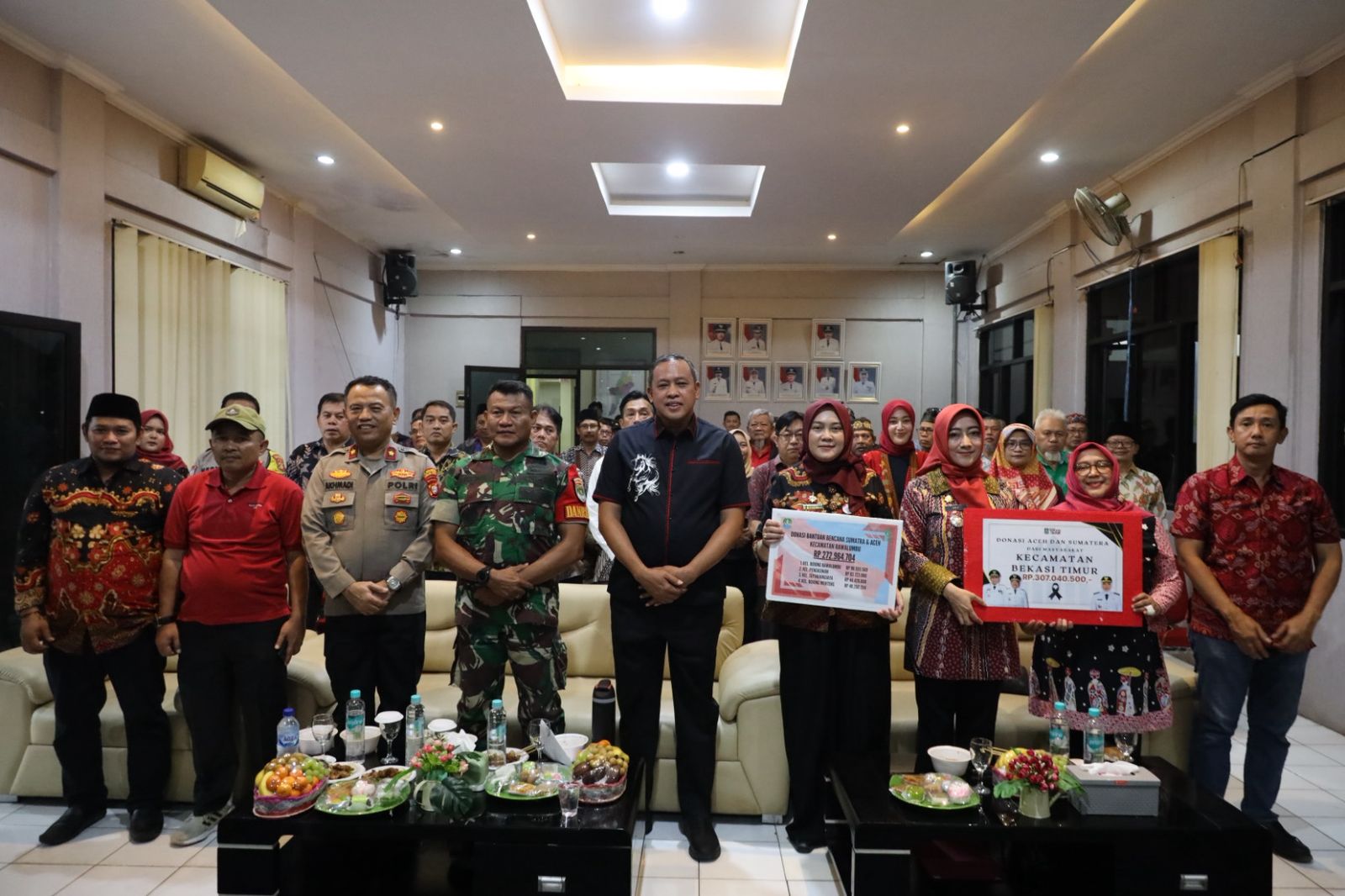 Kota Bekasi - Wali Kota Bekasi, Tri Adhianto dalam menerima laporan penggalangan dana korban banjir di Kecamatam Bekasi Timur, Sabtu (17/1/2026). Foto: Ist/Gobekasi.id.