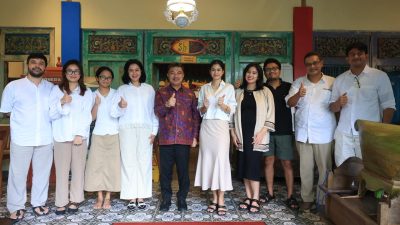 Kota Bekasi - Wakil Wali Kota Bekasi Harris Bobihoe saat meninjau kebangkitan Rumah Makan Sambel Hejo Sambel Dadak (SHSD) yang kembali beroperasi pasca-kebakaran, Sabtu (17/1/2026). Foto: Ist/Gobekasi.id.