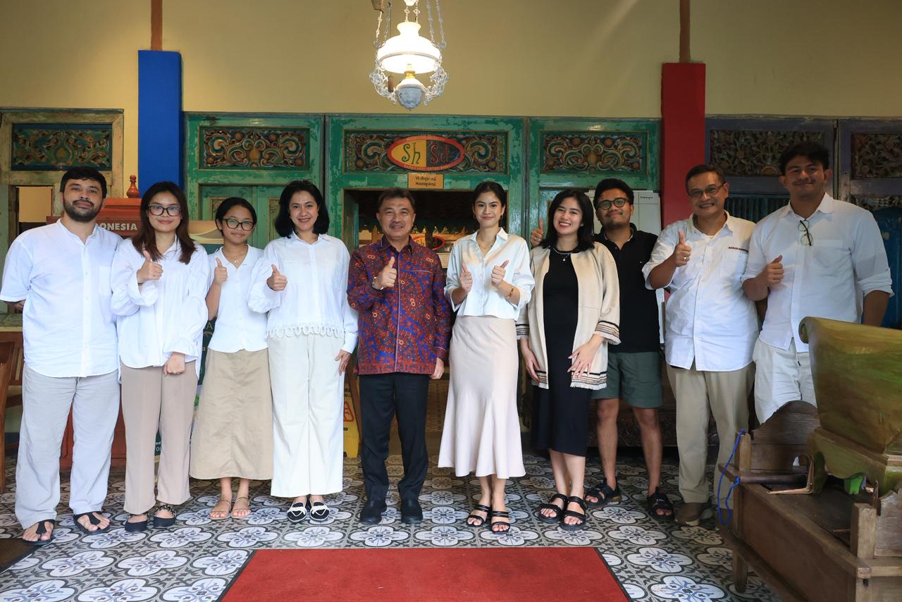 Kota Bekasi - Wakil Wali Kota Bekasi Harris Bobihoe saat meninjau kebangkitan Rumah Makan Sambel Hejo Sambel Dadak (SHSD) yang kembali beroperasi pasca-kebakaran, Sabtu (17/1/2026). Foto: Ist/Gobekasi.id.