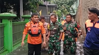 Kota Bekasi - BPBD Kota Bekasi bersama TNI menyisir banjir di Kota Bekasi, Minggu (18/1/2026). Foto: Ist/Gobekasi.id.