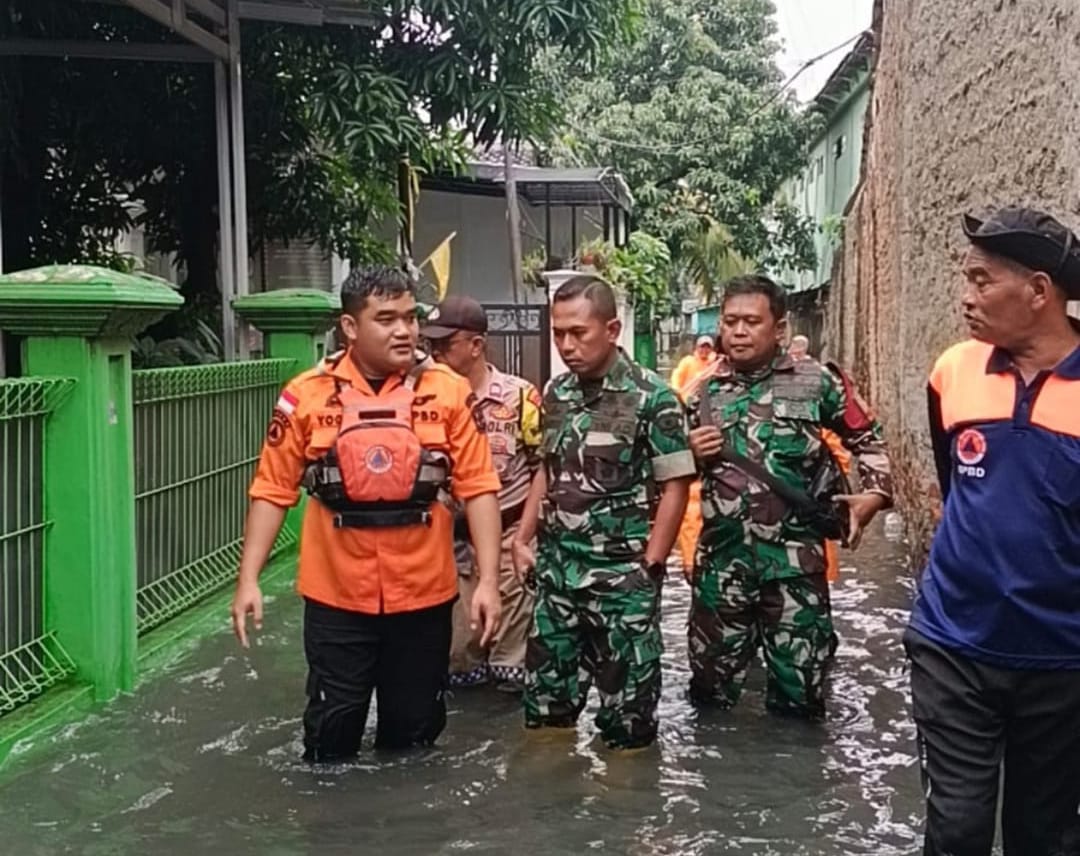 Kota Bekasi - BPBD Kota Bekasi bersama TNI menyisir banjir di Kota Bekasi, Minggu (18/1/2026). Foto: Ist/Gobekasi.id.