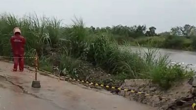 Kabupaten Bekasi - Tanggul Kali CBL nyaris longsor dan membuat warga khawatir, Minggu (18/1/2026). Foto: Ist/Gobekasi.id.