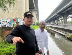 Tri Adhianto Tinjau Banjir di Sepanjang Jaya, Saluran Tol Japek Jadi Biang Kerok