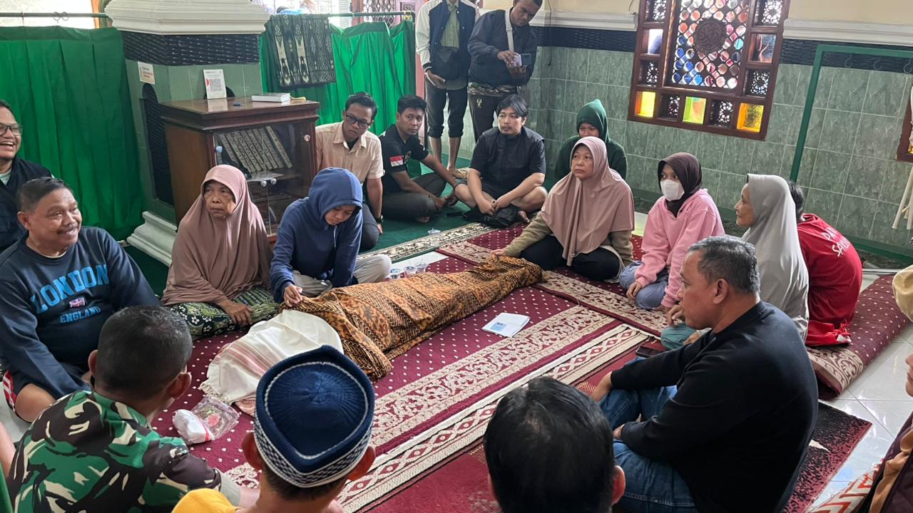 Kota Bekasi - Wali Kota Bekasi Tri Adhianto ertakziah ke rumah duka warga Perumnas 3, Aren Jaya, yang meninggal terseret arus banjir. Foto: Ist/Gobekasi.id.