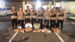 Kota Bekasi - Tim Presisi Polres Metro Bekasi Kota mengamankan lima remaja berserta enam sajam yang digunakan untuk tawuran di Jl. KH. Muchtar Tabrani, Perwira, Bekasi Utara, Senin (19/1/2026) pukul 03.30 WIB. Foto: Ist/Gobekasi.id.