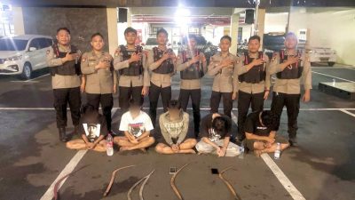 Kota Bekasi - Tim Presisi Polres Metro Bekasi Kota mengamankan lima remaja berserta enam sajam yang digunakan untuk tawuran di Jl. KH. Muchtar Tabrani, Perwira, Bekasi Utara, Senin (19/1/2026) pukul 03.30 WIB. Foto: Ist/Gobekasi.id.