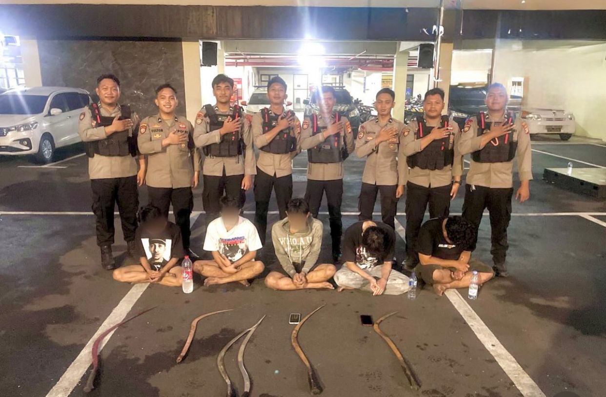 Kota Bekasi - Tim Presisi Polres Metro Bekasi Kota mengamankan lima remaja berserta enam sajam yang digunakan untuk tawuran di Jl. KH. Muchtar Tabrani, Perwira, Bekasi Utara, Senin (19/1/2026) pukul 03.30 WIB. Foto: Ist/Gobekasi.id.
