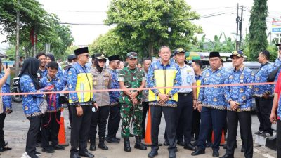 Kota Bekasi - Wali Kota Bekasi Tri Adhianto meresmikan sekaligus membuka akses lalu lintas Jalan Sisi Barat di Jalan Perjuangan, Senin (19/1/2026). Foto: Ist/Gobekasi.id.