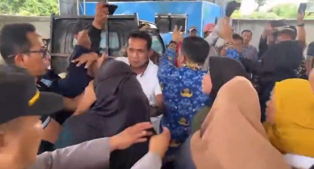 Kota Bekasi - Kericuhan di TPS incinerator Kebalen. Foto: Ist/Gobekasi.id.