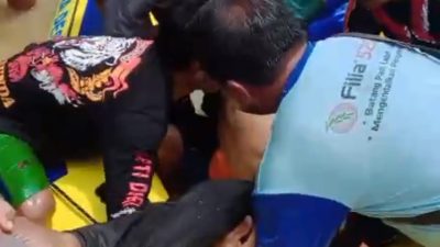 Kota Bekasi - Evakuasi remaja yang tenggelam usai berenang di lapangan Desa Bojongsari, Kecamatan Kedungwaringin, Kabupaten Bekasi, Senin (19/1/2026). Foto: Ist/Gobekasi.id.