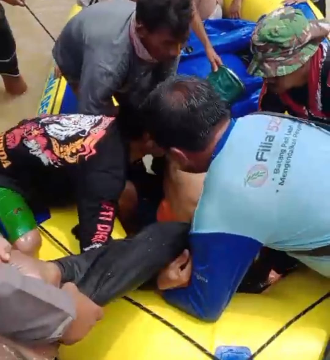 Kota Bekasi - Evakuasi remaja yang tenggelam usai berenang di lapangan Desa Bojongsari, Kecamatan Kedungwaringin, Kabupaten Bekasi, Senin (19/1/2026). Foto: Ist/Gobekasi.id.