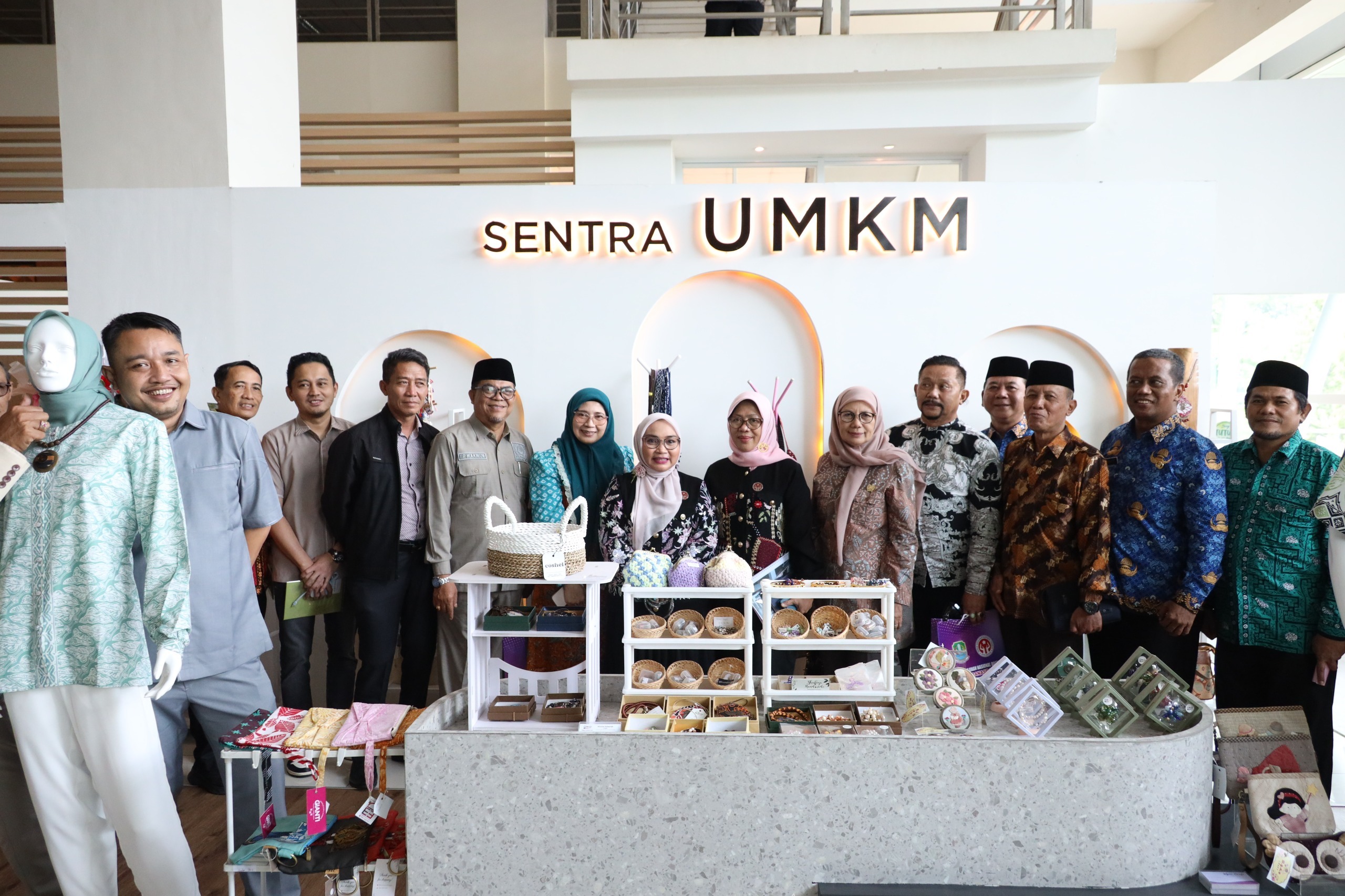 Kota Bekasi - Dekranasda Kota Bekasi menerima kunjungan rombongan DPRD Provinsi Banten di Command Center Kota Bekasi, Senin (19/1/2026). Foto: Ist/Gobekasi.id.