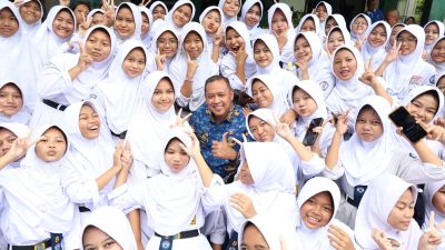 Kota Bekasi - Wali Kota Bekasi Tri Adhianto berfoto bersama para Agen Perubahan Anti Perundungan dari siswi SMP Negeri 17, Senin (19/1/2026). Foto: Ist/Gobekasi.id.