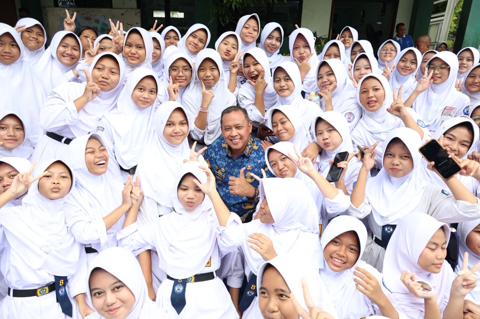 Kota Bekasi - Wali Kota Bekasi Tri Adhianto berfoto bersama para Agen Perubahan Anti Perundungan dari siswi SMP Negeri 17, Senin (19/1/2026). Foto: Ist/Gobekasi.id.