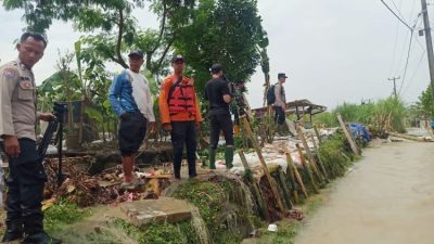 Kabupaten Bekasi - Perbaikan tanggul jebol di Kabupaten Bekasi. Foto: Ist/Gobekasi.id.
