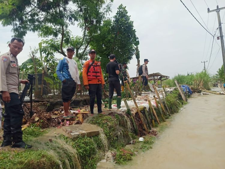 Kabupaten Bekasi - Perbaikan tanggul jebol di Kabupaten Bekasi. Foto: Ist/Gobekasi.id.