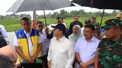 Kota Bekasi - Wali Kota Bekasi Tri Adhianto dan Wakil Wali Kota Abdul Harris Bobihoe mendampingi Menteri Koordinator Bidang Pangan, Zulkifli Hasan, dalam meninjau pelaksanaan program Makan Bergizi Gratis (MBG) di Kota Bekasi pada Rabu (21/1/2026). Foto: Ist/Gobekasi.id.