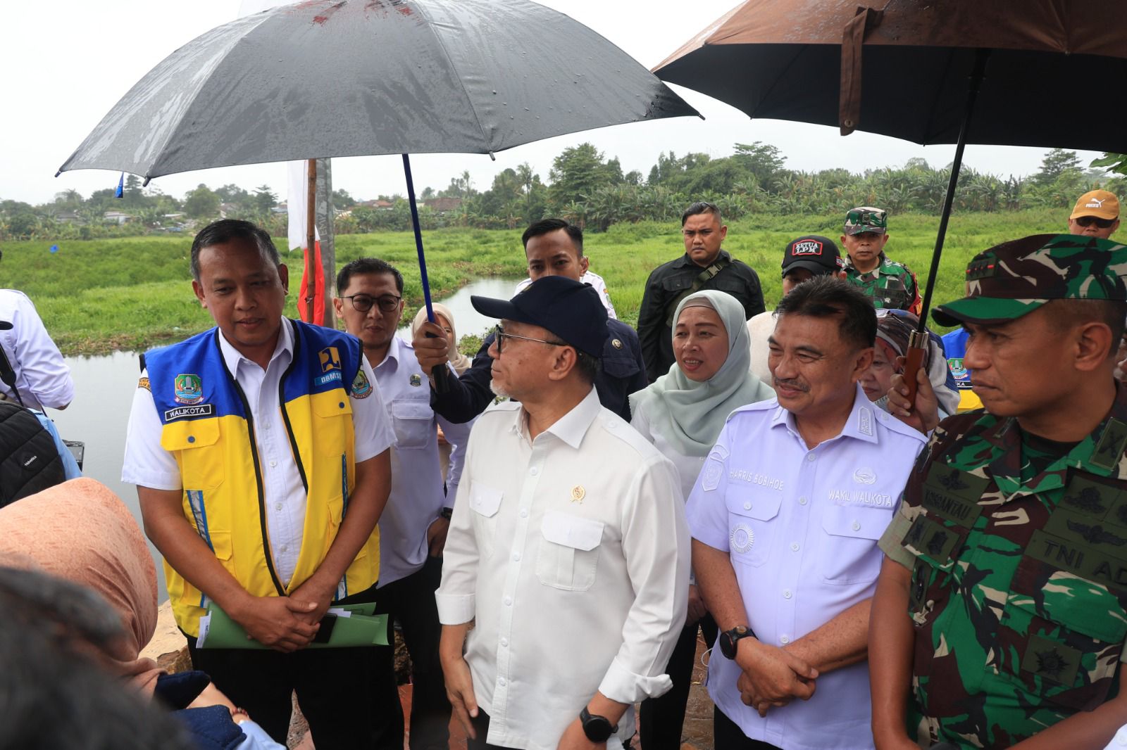 Kota Bekasi - Wali Kota Bekasi Tri Adhianto dan Wakil Wali Kota Abdul Harris Bobihoe mendampingi Menteri Koordinator Bidang Pangan, Zulkifli Hasan, dalam meninjau pelaksanaan program Makan Bergizi Gratis (MBG) di Kota Bekasi pada Rabu (21/1/2026). Foto: Ist/Gobekasi.id.