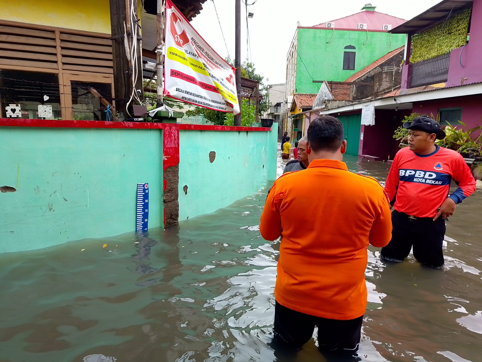 Kota Bekasi - BPBD Kota Bekasi saat meninjau banjir, Kamis (22/1/2026). Foto: Gobekasi.id.