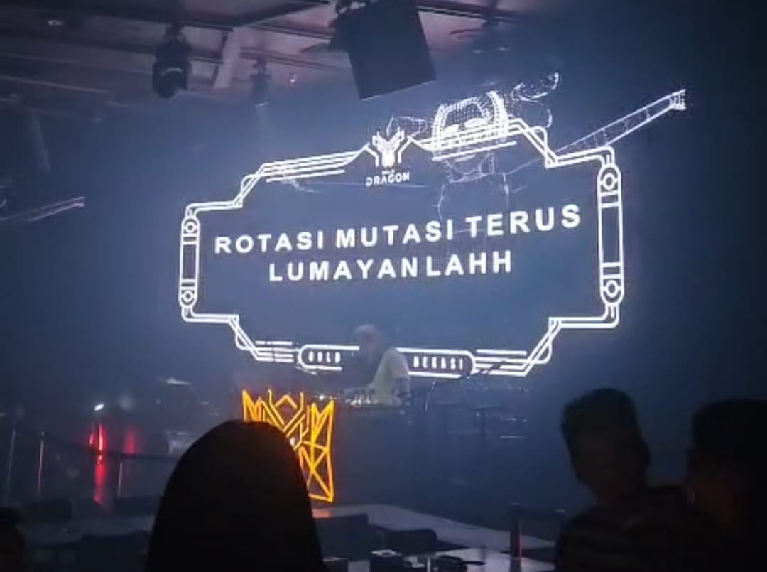 Kota Bekasi - Tangkapan layar video sebuah klub malam di Bekasi menampilkan teks menyindir birokrasi soal isu rotasi mutasi. Foto: Ist/Gobekasi.id.