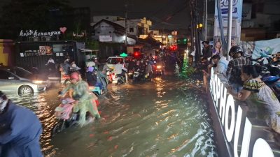 Kota Bekasi - Kondisi Jalan Pengasinan, Rawalumbu masih terendam banjir, Kamis (22/1/2026) malam. Foto: Septian/Gobekasi.id.