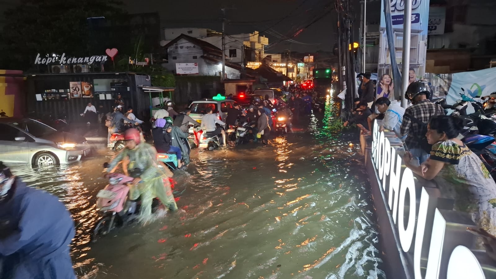 Kota Bekasi - Kondisi Jalan Pengasinan, Rawalumbu masih terendam banjir, Kamis (22/1/2026) malam. Foto: Septian/Gobekasi.id.