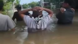 Banjir Seleher Orang Dewasa Genangi Permukiman di Sukawangi, Warga Butuh Perahu dan Pasokan Makanan