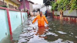 Kota Bekasi - Petugas BPBD Kota Bekasi meninjau banjir di Jalan Rawabakti RT 01 RW 03, Kelurahan Kalibaru, Kecamatan Medan Satria, Jumat (23/1/2026). Foto: Ist/Gobekasi.id.