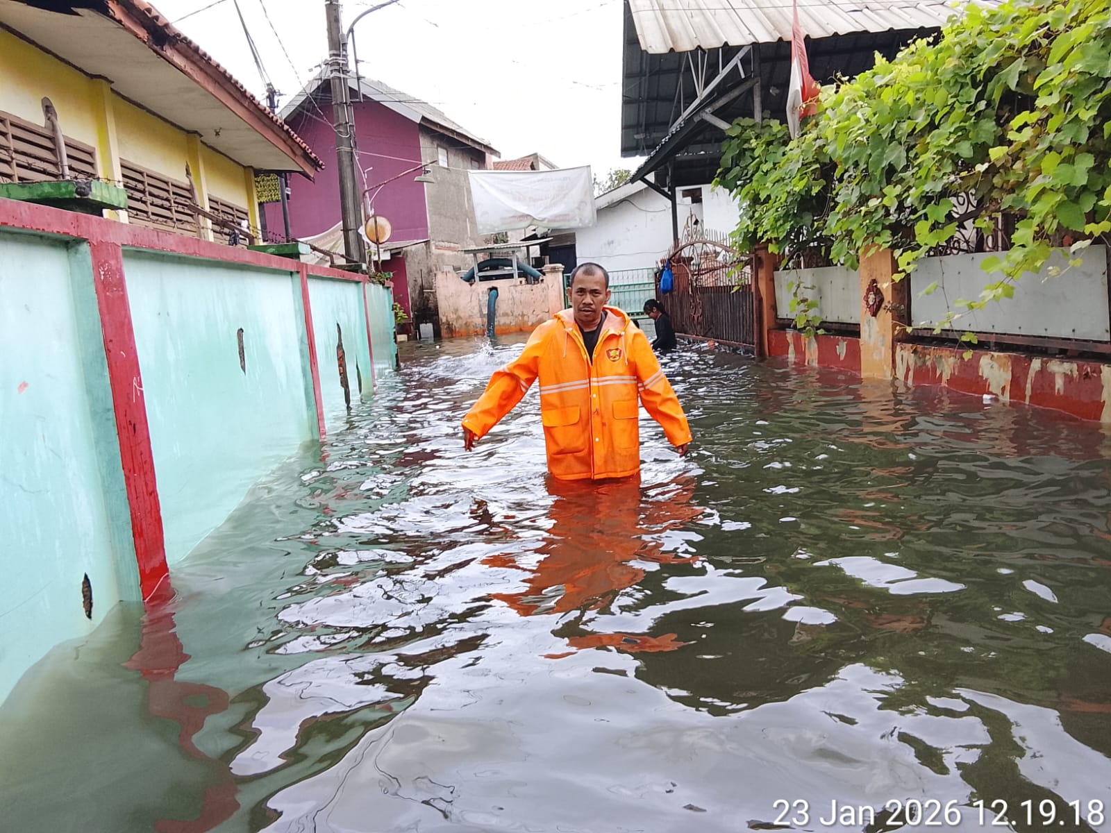 Kota Bekasi - Petugas BPBD Kota Bekasi meninjau banjir di Jalan Rawabakti RT 01 RW 03, Kelurahan Kalibaru, Kecamatan Medan Satria, Jumat (23/1/2026). Foto: Ist/Gobekasi.id.