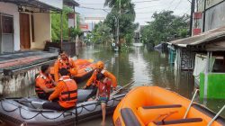 Kota Bekasi - Perumahan Pondok Hijau Permai, Kelurahan Pengasinan, Kecamatan Rawalumbu, Kota Bekasi, terendam banjir akibat hujan deras yang mengguyur wilayah tersebut sejak Kamis (22/1/2026) pagi hingga Jumat (23/1/2026). Foto: Septian/Gobekasi.id.