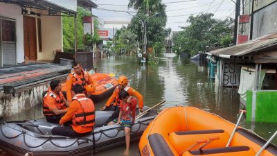 Kota Bekasi - Perumahan Pondok Hijau Permai, Kelurahan Pengasinan, Kecamatan Rawalumbu, Kota Bekasi, terendam banjir akibat hujan deras yang mengguyur wilayah tersebut sejak Kamis (22/1/2026) pagi hingga Jumat (23/1/2026). Foto: Septian/Gobekasi.id.