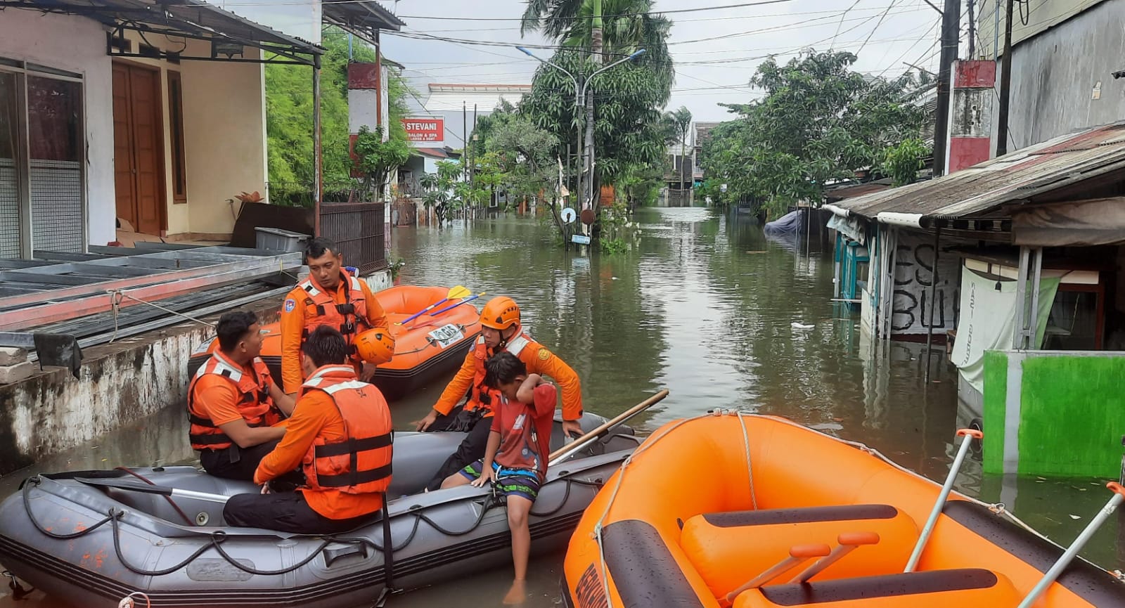 Kota Bekasi - Perumahan Pondok Hijau Permai, Kelurahan Pengasinan, Kecamatan Rawalumbu, Kota Bekasi, terendam banjir akibat hujan deras yang mengguyur wilayah tersebut sejak Kamis (22/1/2026) pagi hingga Jumat (23/1/2026). Foto: Septian/Gobekasi.id.