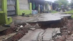 Kabupaten Bekasi -Kondisi tanah longsor di Perumahan Kodam RT 004/002, Desa Serang, Kecamatan Cikarang Selatan, Kabupaten Bekasi, Kamis (22/1/2026). Foto: Antara