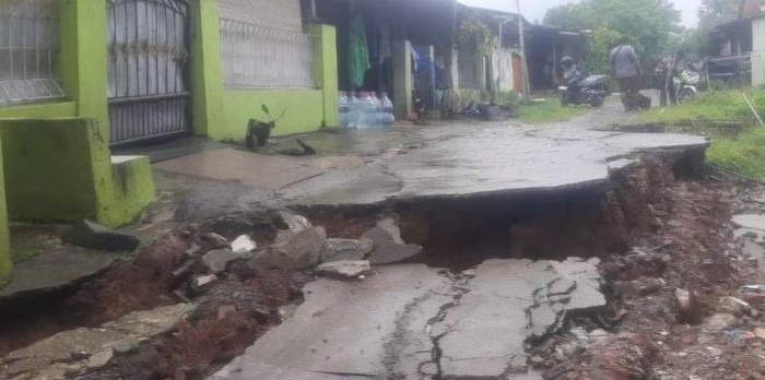 Kabupaten Bekasi -Kondisi tanah longsor di Perumahan Kodam RT 004/002, Desa Serang, Kecamatan Cikarang Selatan, Kabupaten Bekasi, Kamis (22/1/2026). Foto: Antara