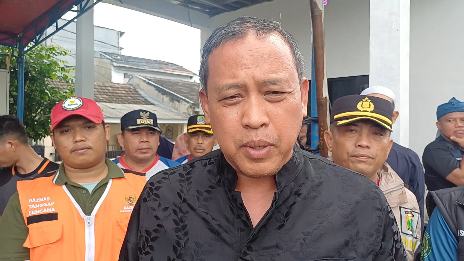 Kota Bekasi - Wali Kota Bekasi, Tri Adhianto usai meninjau sejumlah titik banjir di Kota Bekasi, Jumat (23/1/2026). Foto: Septian/Gobekasi.id.