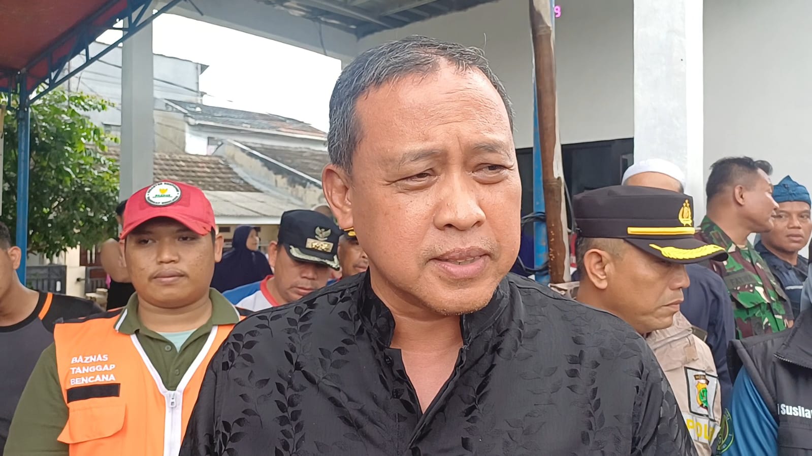 Kota Bekasi - Wali Kota Bekasi, Tri Adhianto usai meninjau sejumlah titik banjir di Kota Bekasi, Jumat (23/1/2026). Foto: Septian/Gobekasi.id.