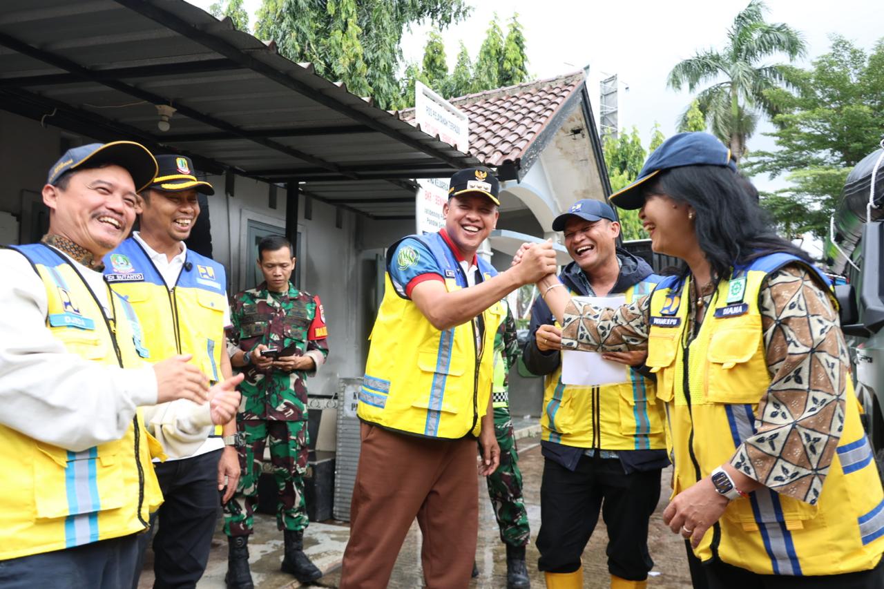 Kota Bekasi - Wali Kota Bekasi Tri Adhianto bersama Wakil Menteri Pekerjaan Umum Diana Kusumastuti meninjau sejumlah titik rawan banjir di Kota Bekasi, Jumat (23/1/2026). Foto: Ist/Gobekasi.id.