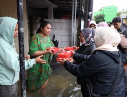 TP PKK Kota Bekasi Salurkan Bantuan ke Warga Terdampak Banjir di Aren Jaya